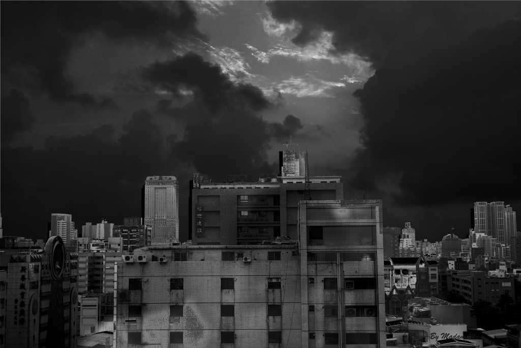 不穏な空