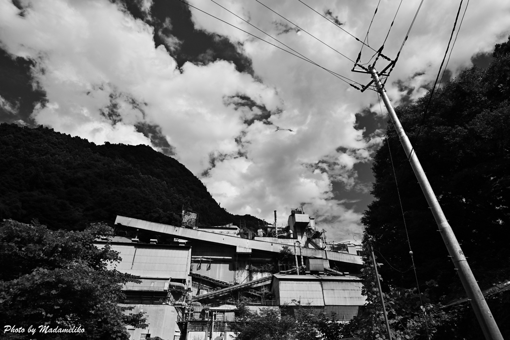 無彩 工場と空
