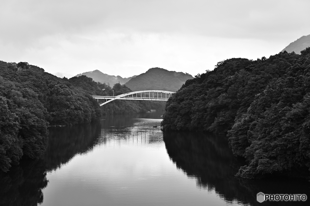 小雨のダム湖