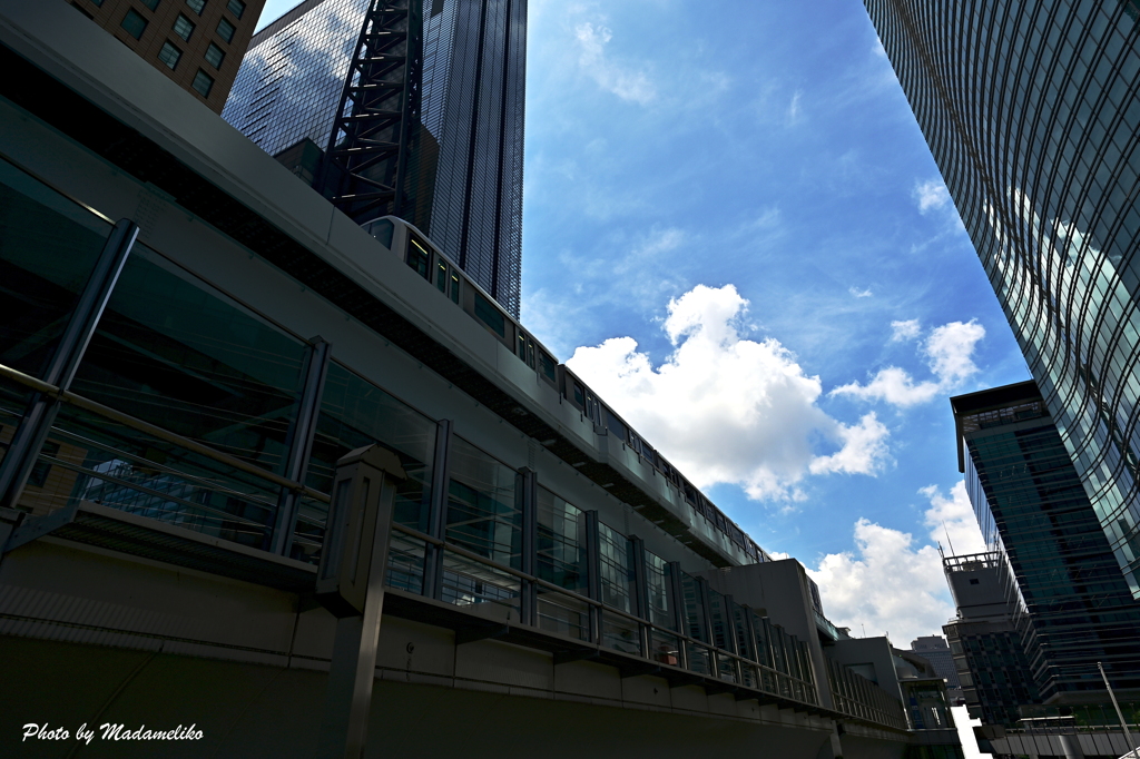 狭い夏空