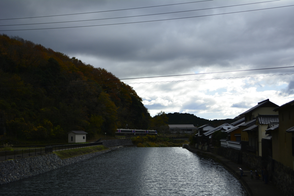 平福駅の川沿いにて