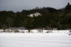 雪の中智頭急行列車