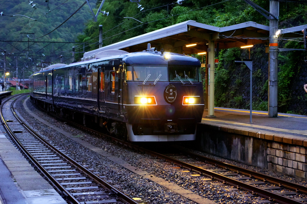 雨の生山駅