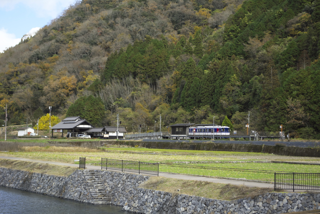 平福駅川沿い