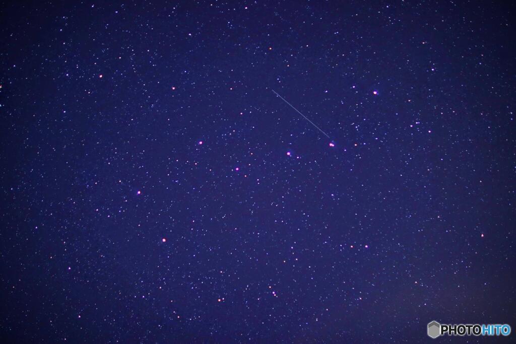 北斗七星を横切る
