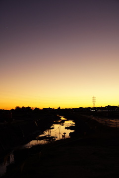 夕焼けに染まる川