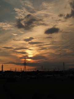 鉄塔と夕日と雲
