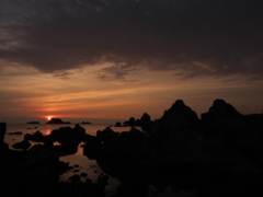 夕日とめおと岩
