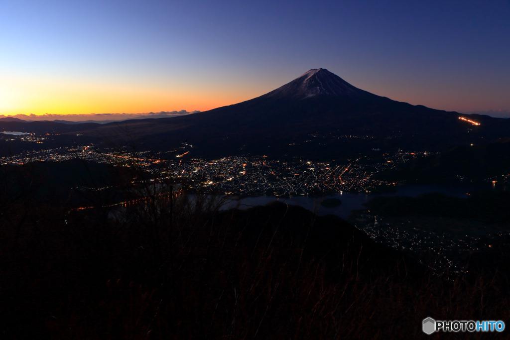 黒岳山頂から見る富士山の夜明け（1/2）