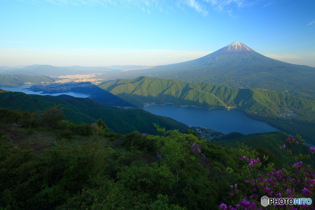雪頭ケ岳から望む富士山と富士二湖（日没前）