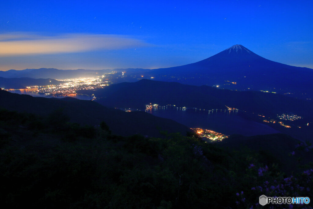雪頭ケ岳から望む富士山と富士二湖（夜景）