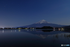 月明かりに照らされて