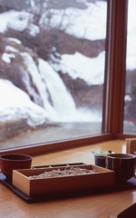 蕎麦屋の傍の滝