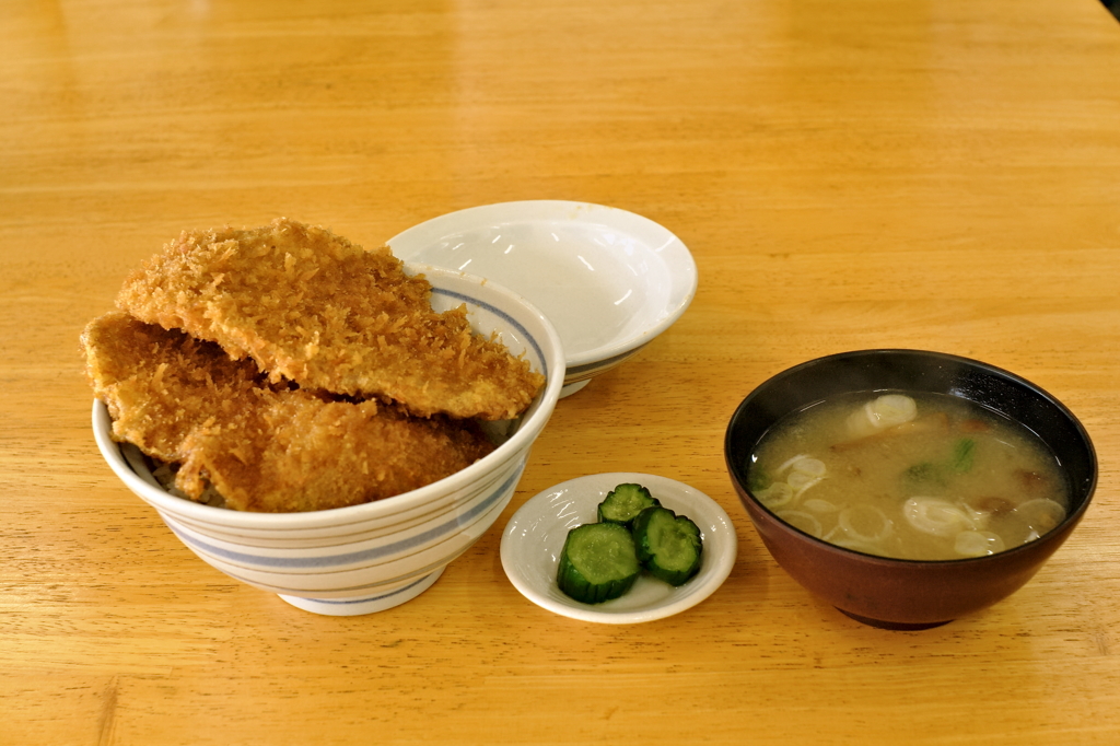 三峯神社門前・大島屋のわらじカツ丼
