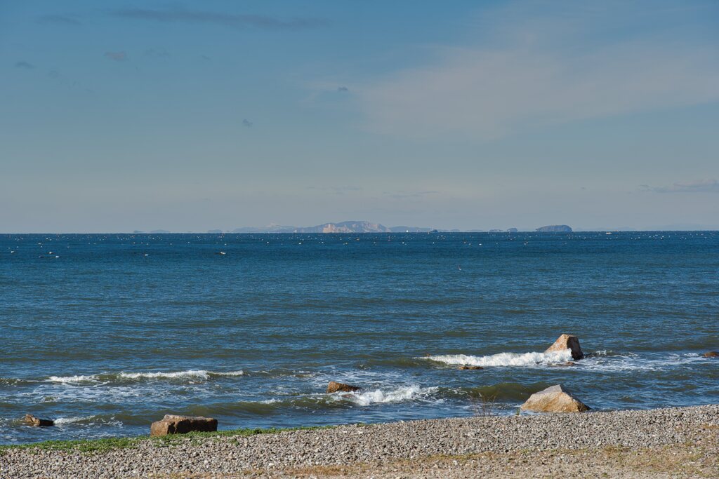 沖に見える島