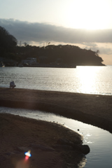 砂浜で字を書く人