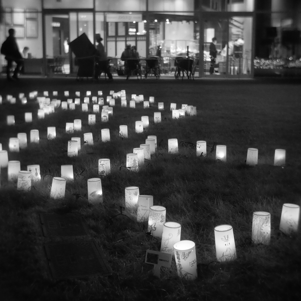 芝の上のキャンドル