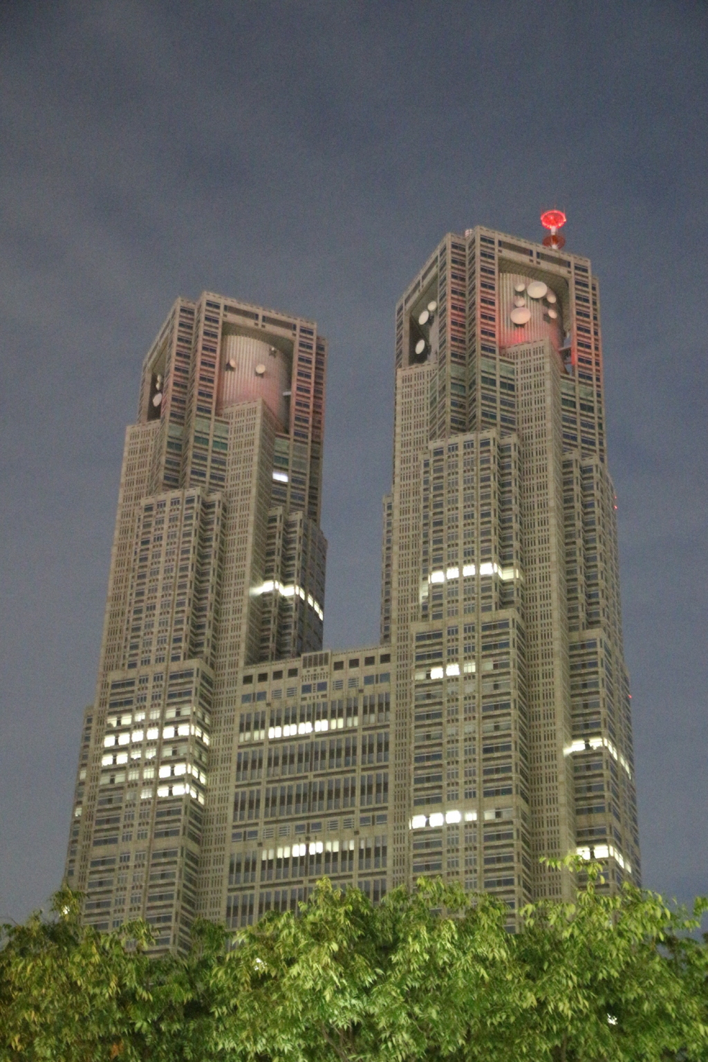 土曜の夜の都庁