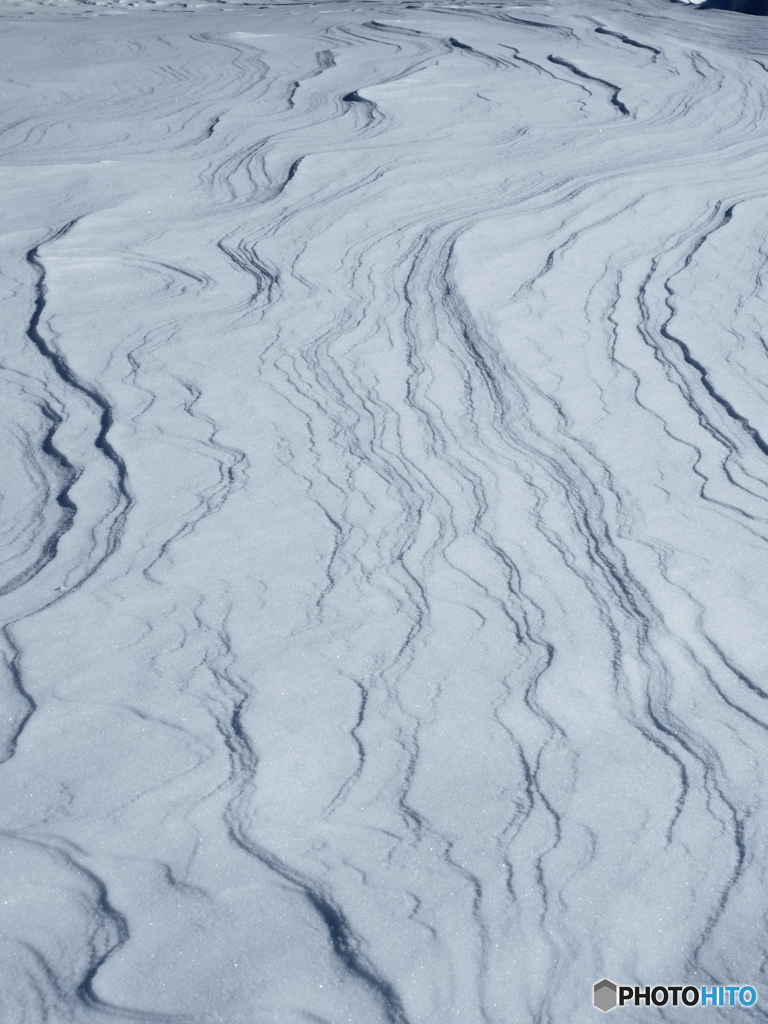 流れる雪面