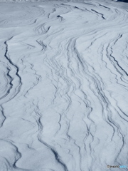 流れる雪面