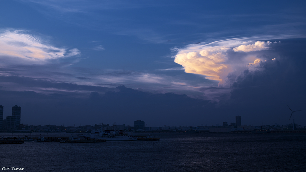 夕日に輝く入道雲