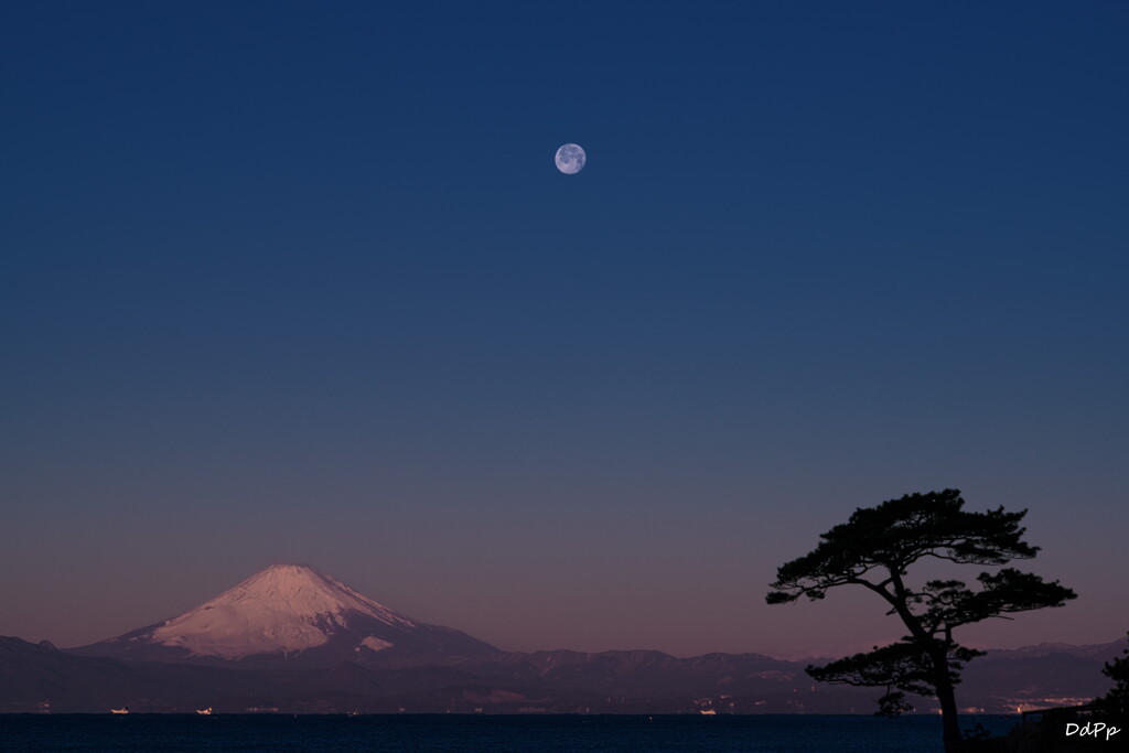 満月の夜が明ける