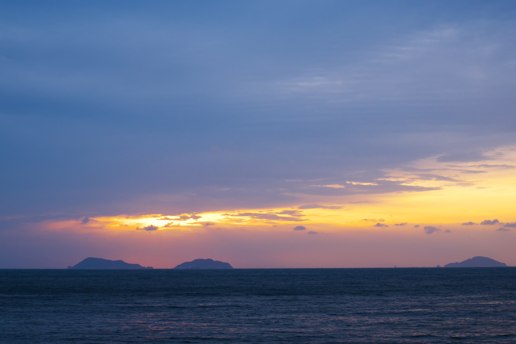 夜明けの島影