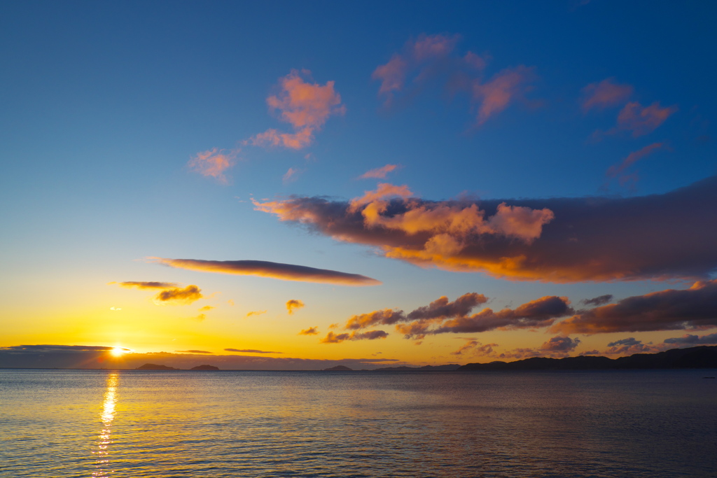 海の朝日影