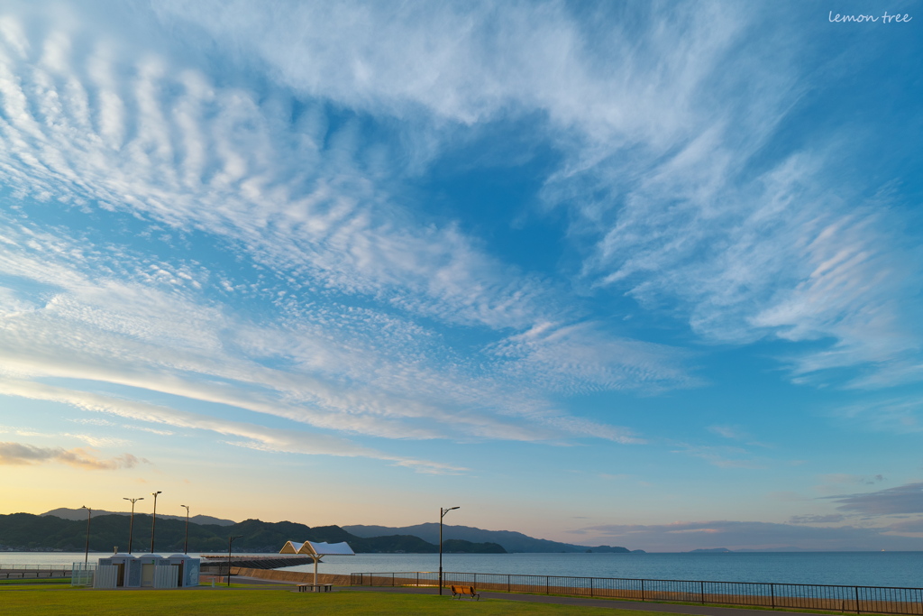 空と海とベンチ