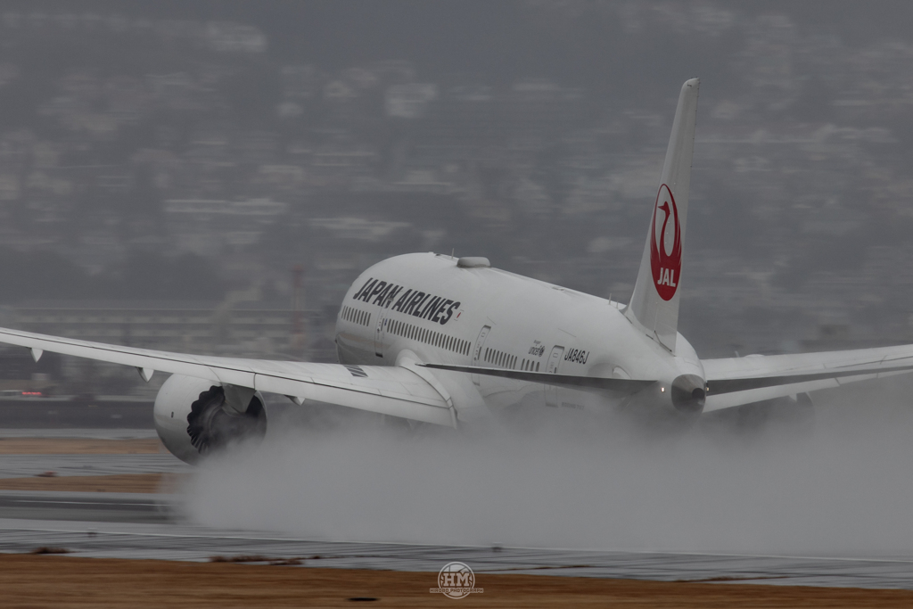 雨の787