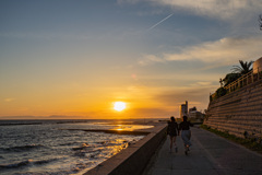 夕焼けと海と家族
