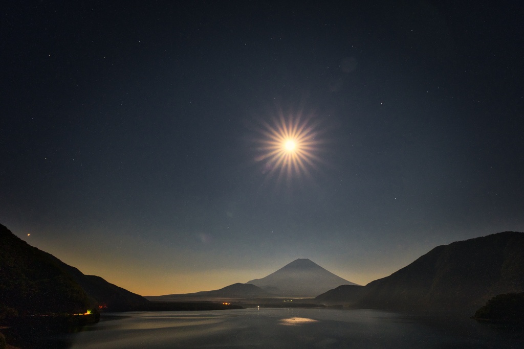 月光に輝く本栖湖