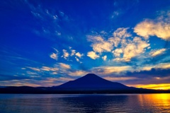 夕刻の山中湖と富士山