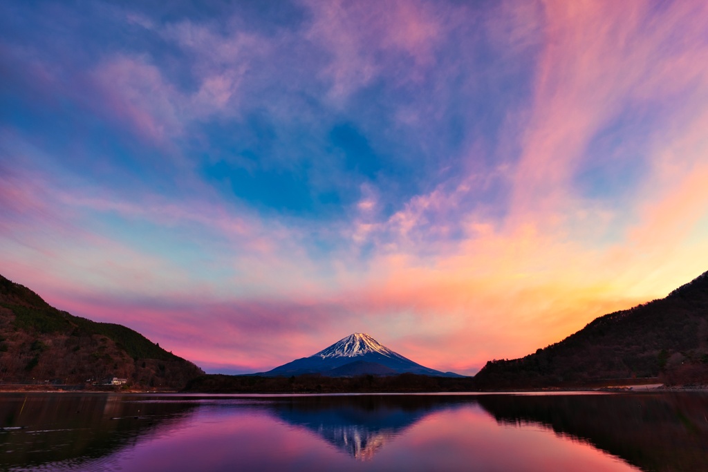 紫の空と湖面