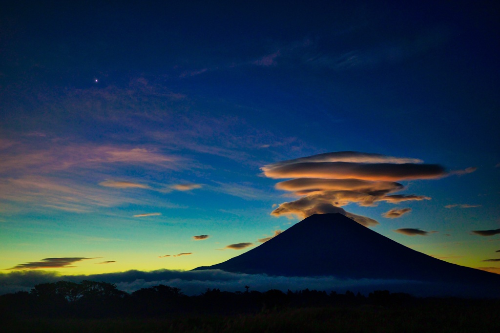 富士山頂に巻く雲