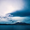 空から伸びる手