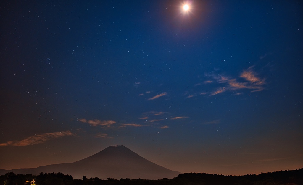 月明かりに照らされる星座