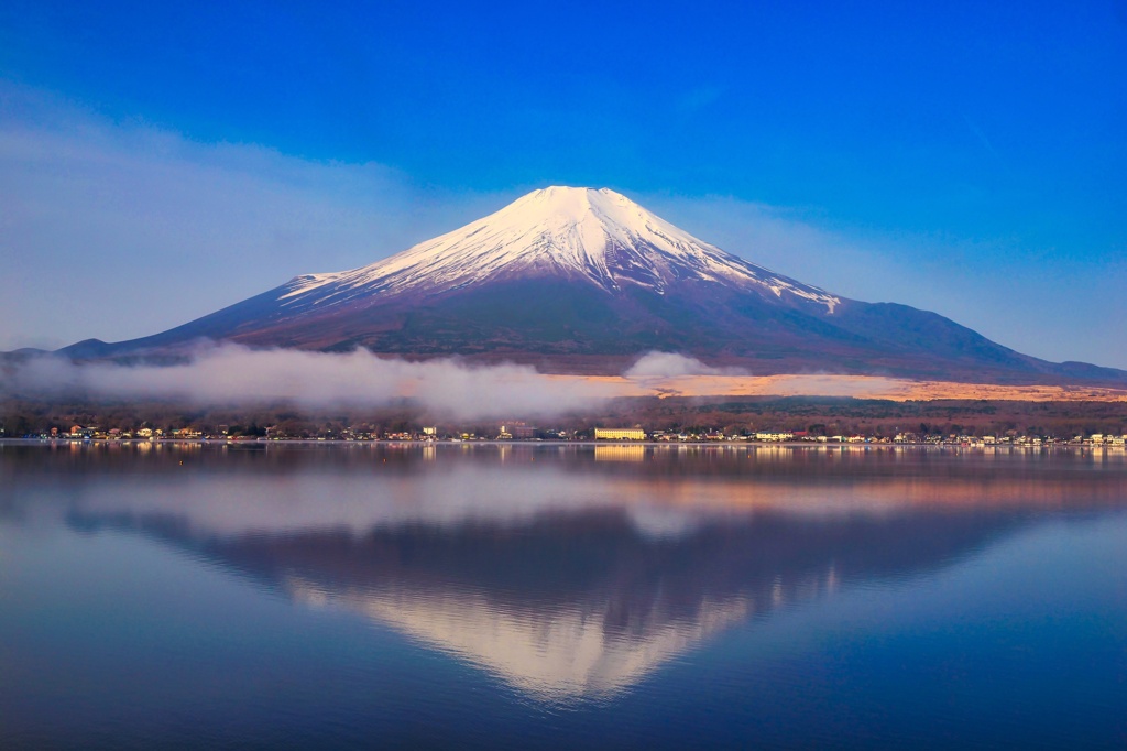 山中湖に浮かぶ富士山