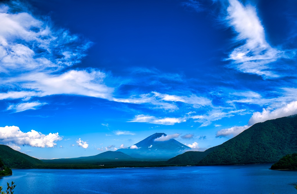 本栖湖の空と富士山