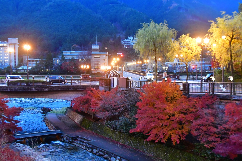 下呂温泉晩秋の夕暮れ