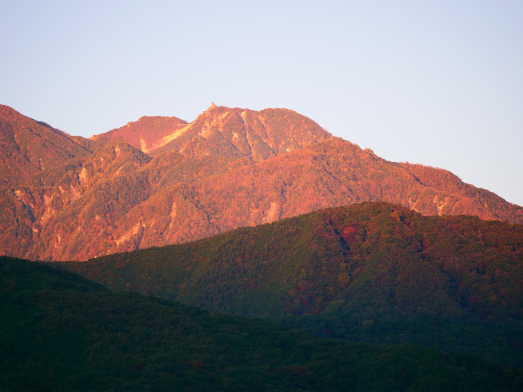 赤く焼けた山々