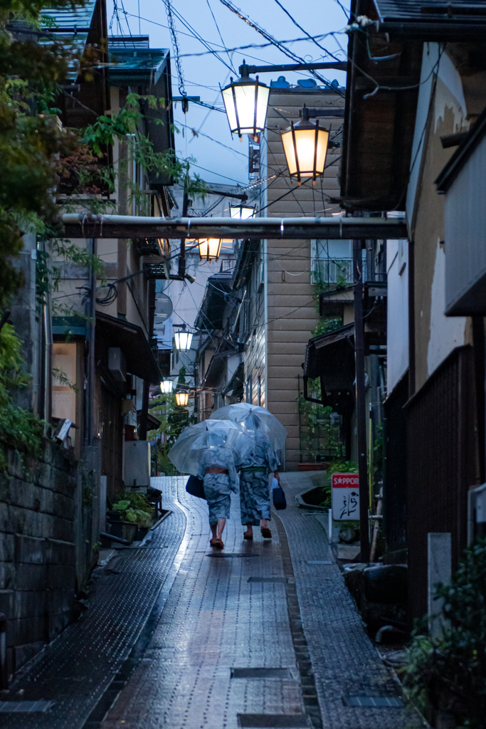 雨の温泉街