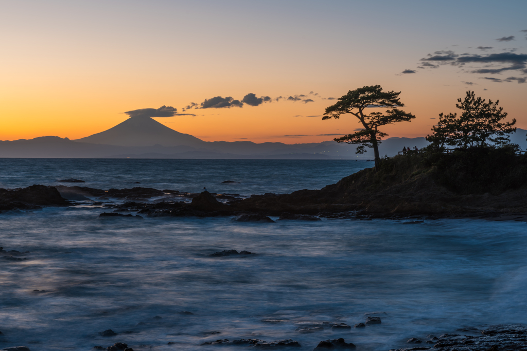 立石の夕景