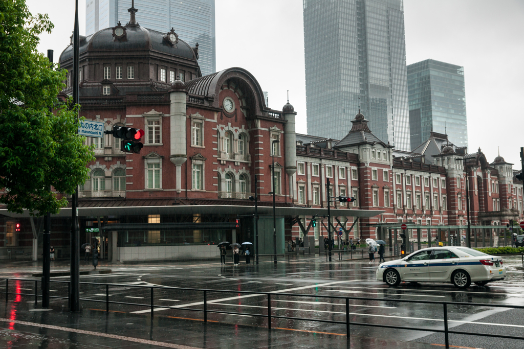 雨の東京駅