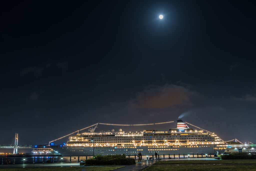 月夜の赤レンガ倉庫