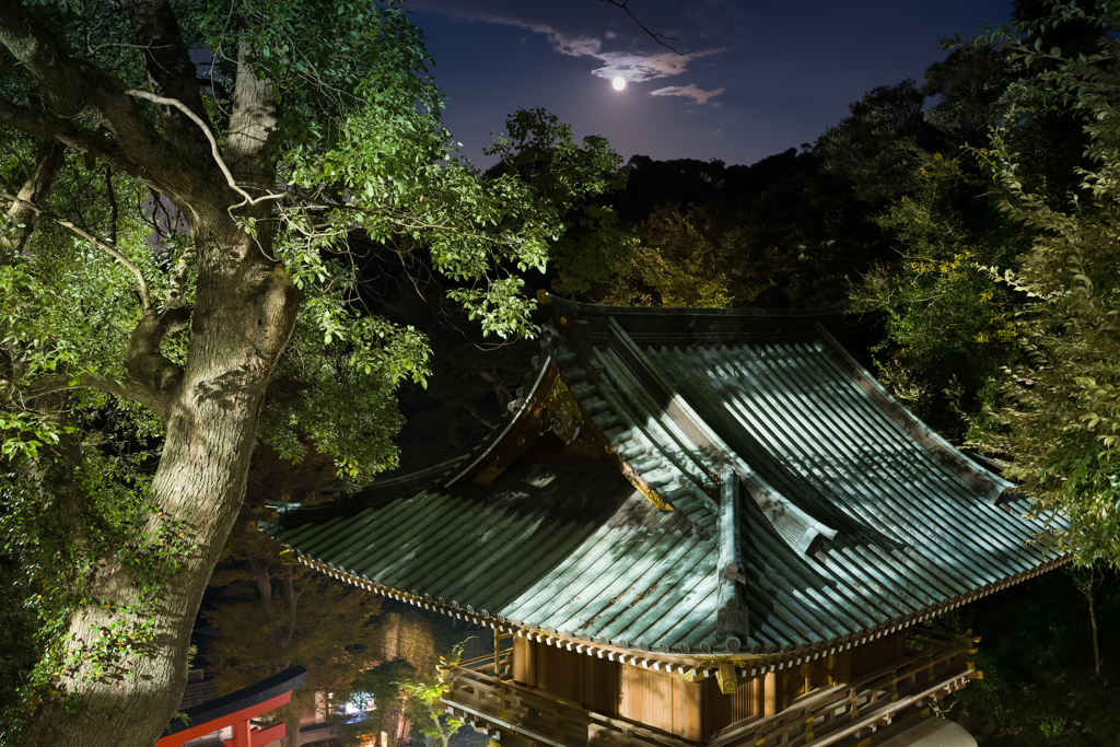 江ノ島から見た月