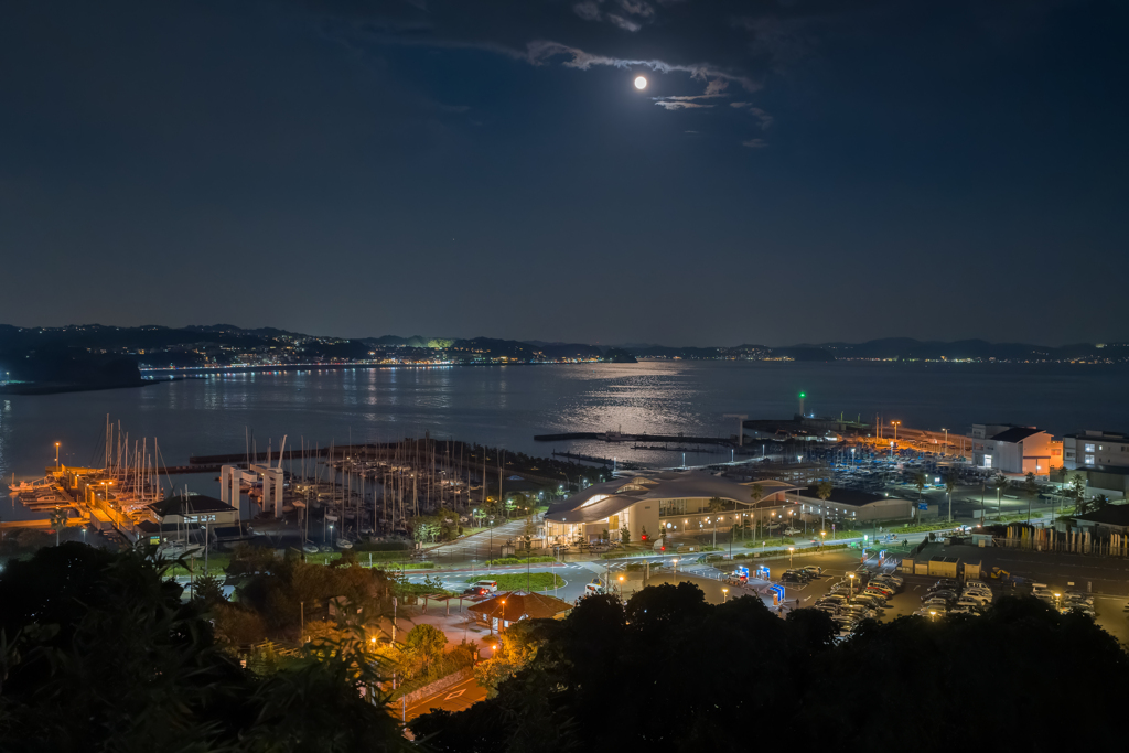 江ノ島から見た月