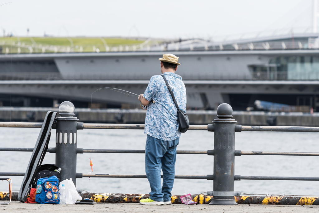 赤レンガ倉庫で釣りする人
