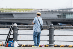 赤レンガ倉庫で釣りする人