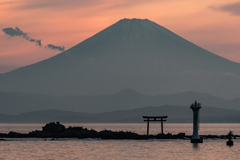 富士山、鳥居、灯台